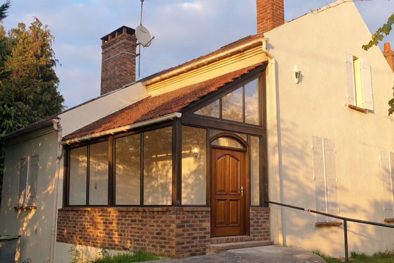 அழகான வீடு வாடகைக்கு Charmant Pavillon lumineux avec véranda — 1/2